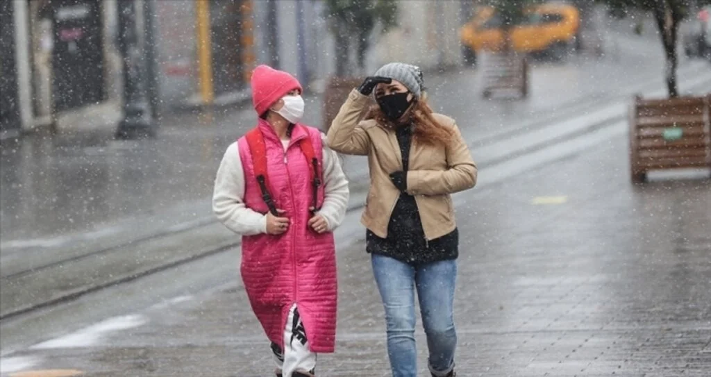 İstanbul'da kar yağışı etkisini sürdürüyor