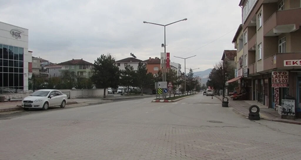 Kavak ilçesinde sokağa çıkma kısıtlaması nedeniyle sessizlik hakim