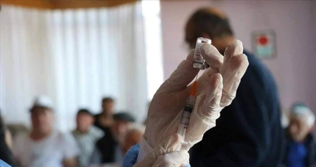 Kovid-19 aşısı yapılan kişi sayısı 1 milyonu geçti