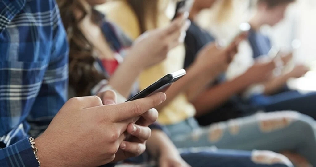 Öğrencilerin Telefonunu Toplayan Müdür Uygunsuz Fotoğrafları Çalarak İnternette Satışa Çıkardı