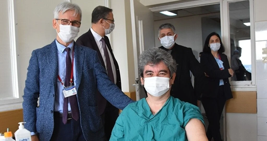 OMÜ Tıp’ta sağlık çalışanları için aşılama başladı