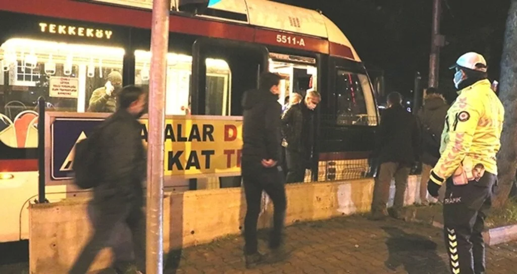 Samsun'da hemzemin geçitte tramvayın çarptığı yaya yaralandı
