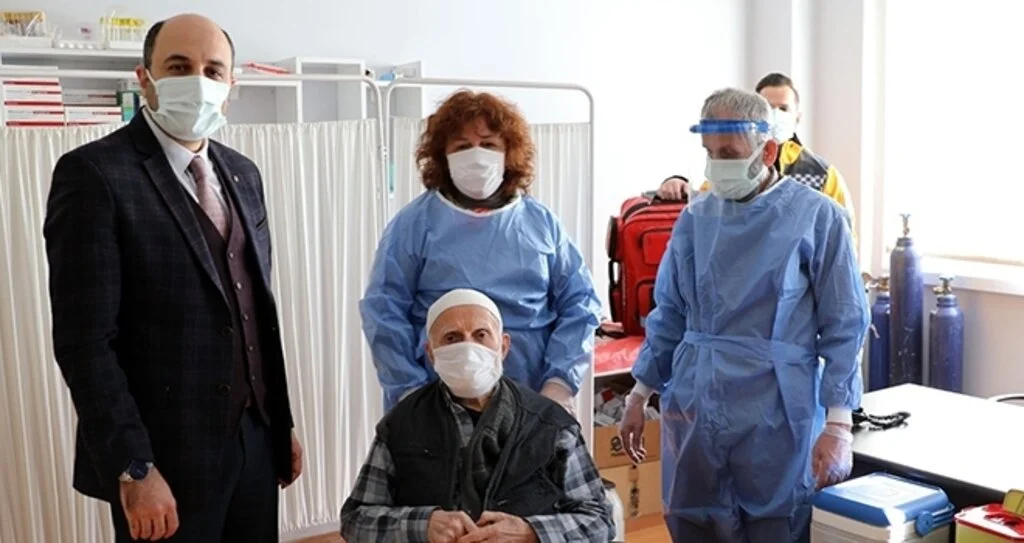 Samsun'da Huzurevi sakinlerine korona aşısı