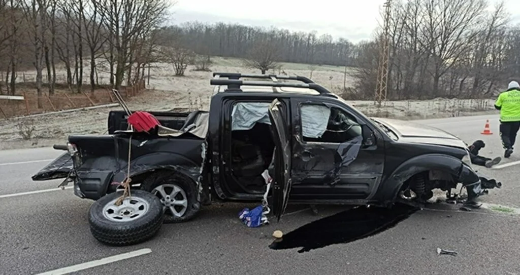 Samsun'da kamyonet su kanalına girip bariyere çarptı: 2 yaralı
