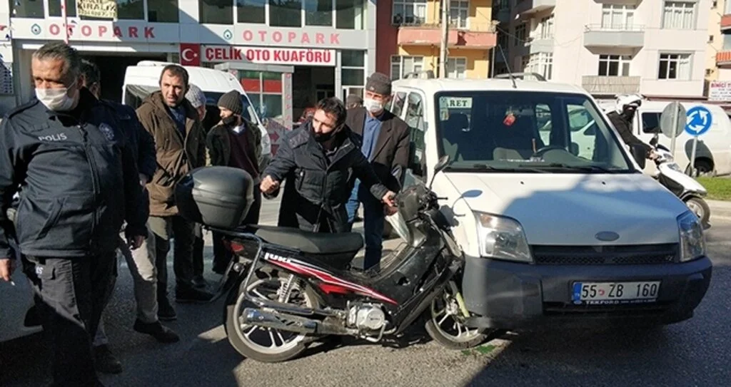 Samsun'da motosiklet hafif ticari araçla çarpıştı: 1 yaralı