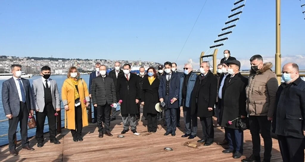 Samsun'da mübadiller atalarını denize karanfil bırakarak andı