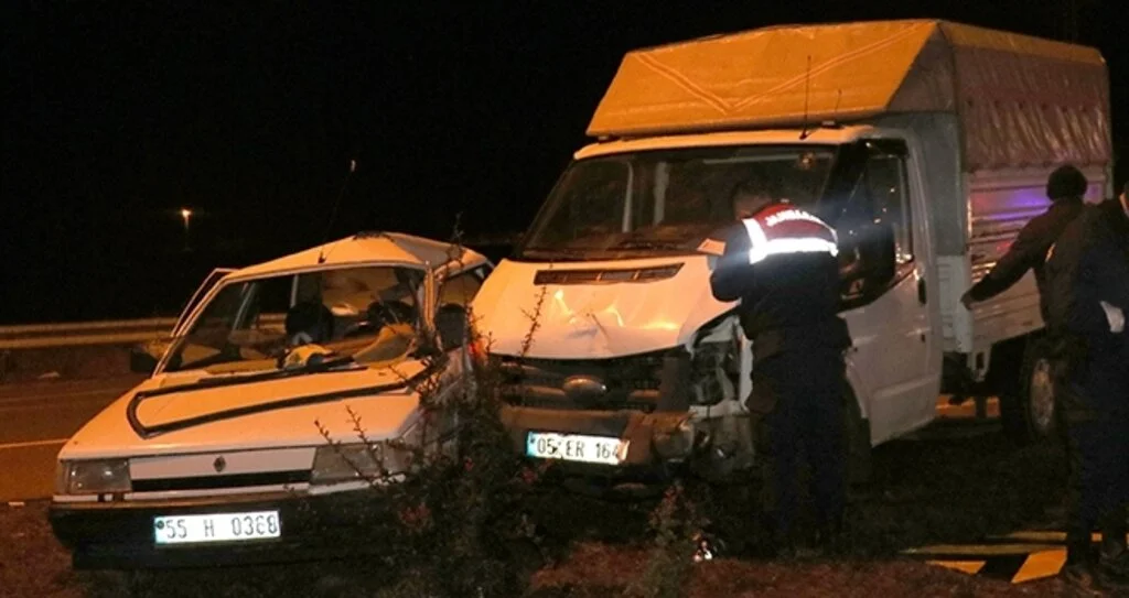 Samsun'da otomobil ile kamyonet çarpıştı: 3 yaralı