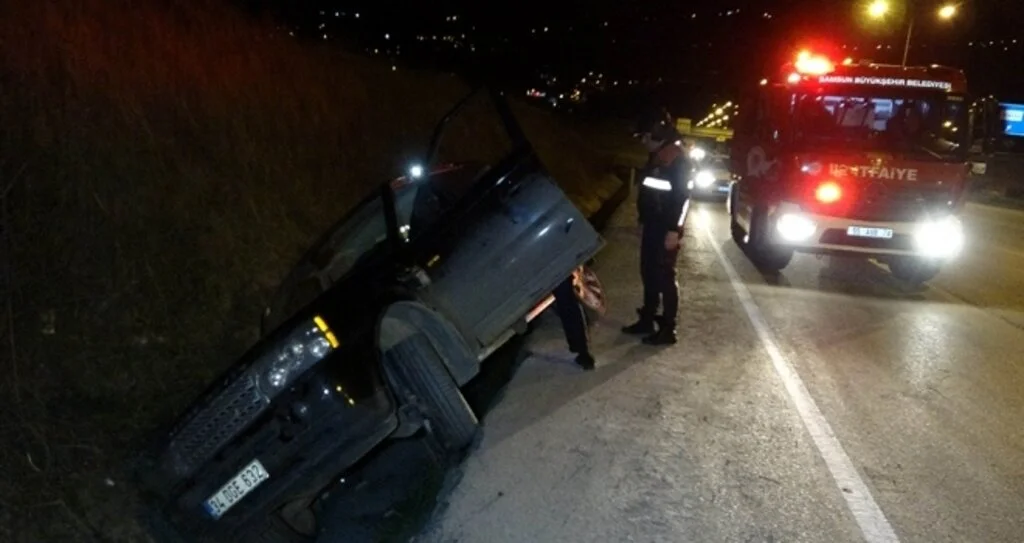 Samsun'da otomobil su kanıla devrildi: 1'i ağır 2 yaralı