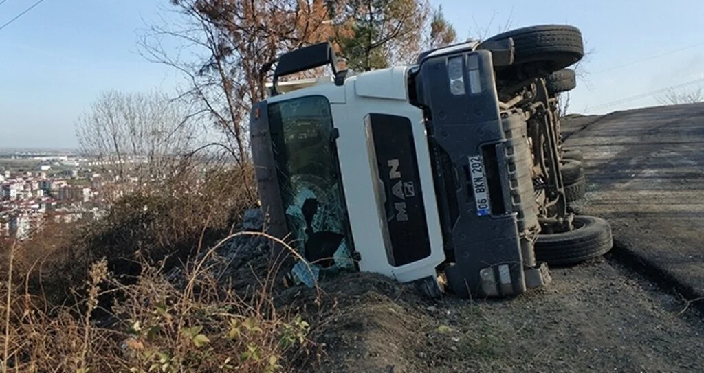 Samsun'da taş yüklü kamyon uçurumun kenarına devrildi: 1 yaralı