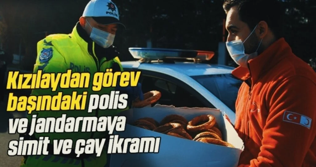 Samsun'da Türk Kızılaydan görev başındaki polis ve jandarmaya simit ve çay ikramı