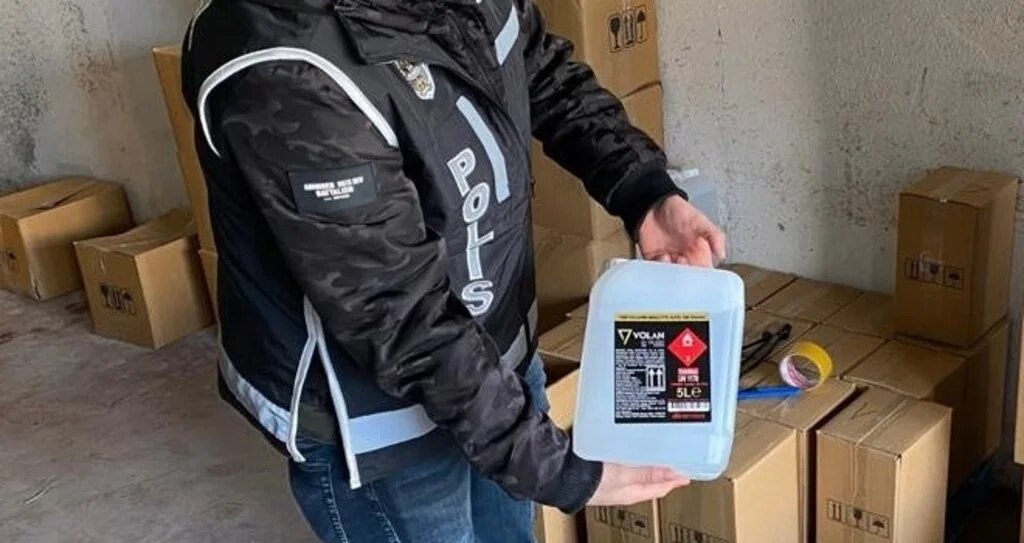Ahır olarak kullanılan depoda 9 bin litre kaçak alkol