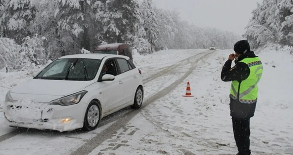 Alaçam'da kış lastiği ve zincir uygulaması