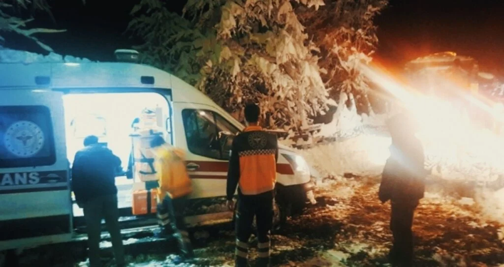 Ambulanslara geçit vermeyen yollar açıldı, hastalar sağlık merkezlerine ulaştırıldı