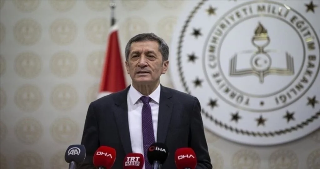 Bakan Selçuk: Bazı illerimizdeki hızlı vaka artışı okulların açılmasını yeniden değerlendirme zorunluluğunu doğurmuştur