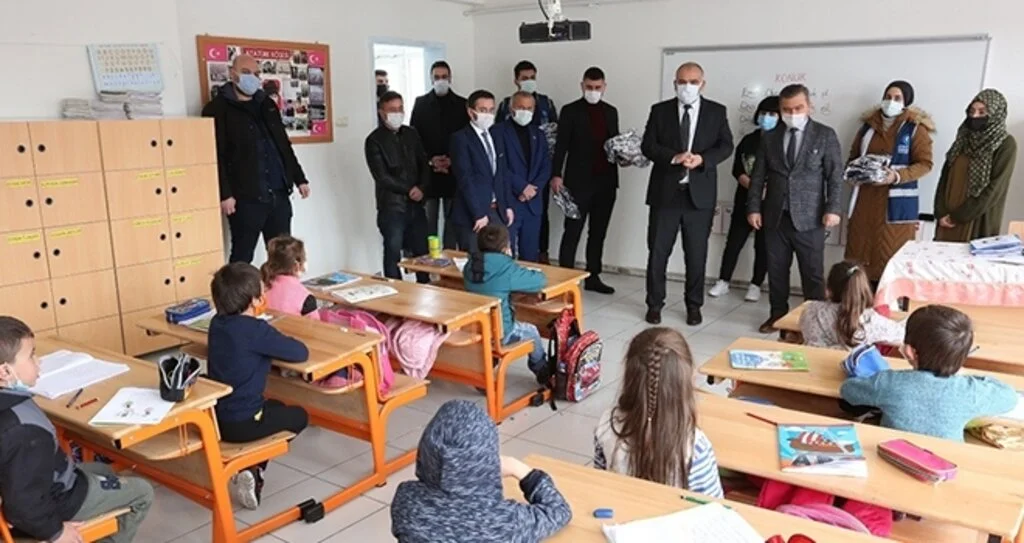 Başkan Sandıkçı öğrencilerin sevincine ortak oldu