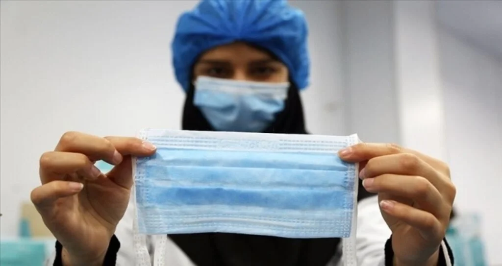 Biri kumaş diğeri tek kullanımlık iki maske takmanın Kovid-19'a karşı daha iyi koruduğu belirlendi