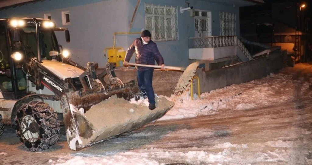 Havza Belediyesinin kar temizleme ve tuzlama çalışmaları sürüyor
