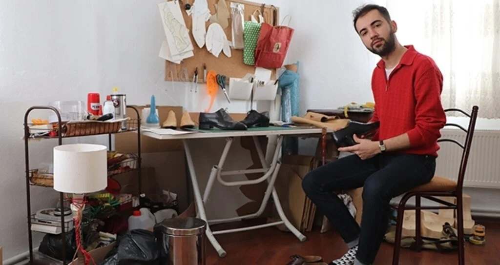 İstediği ayakkabıyı internette bulamayınca kendi ayakkabısını yapmaya başladı, şimdi ise Türkiye'ye satıyor
