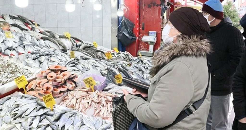 Kar yağdı balık tezgahları şenlendi