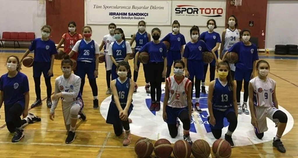 Kısıtlama Sonrası Salona Koştular