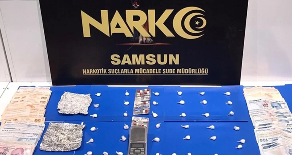 Kulübede satışa hazır kokainle yakalandılar