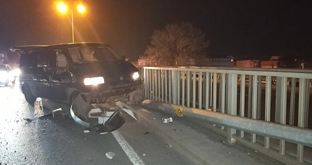 Minibüs bariyerlere çarptı: 1 yaralı