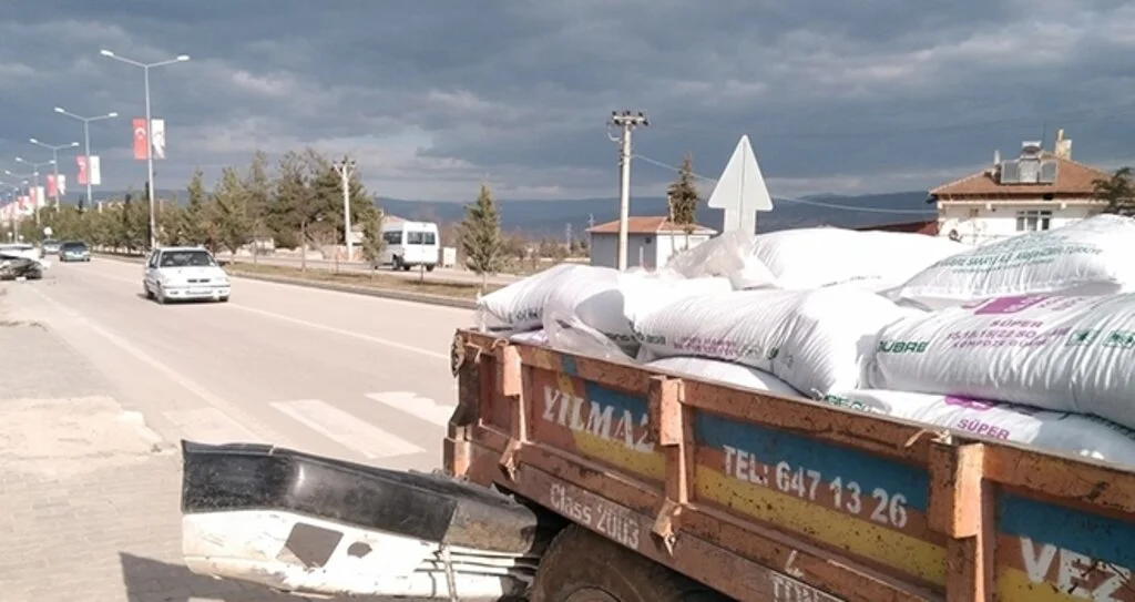 Otomobil traktöre çarptı