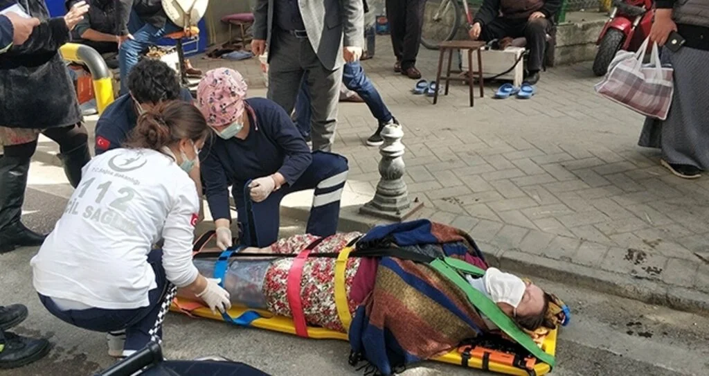 Otomobilin çarptığı kadın hastanelik oldu