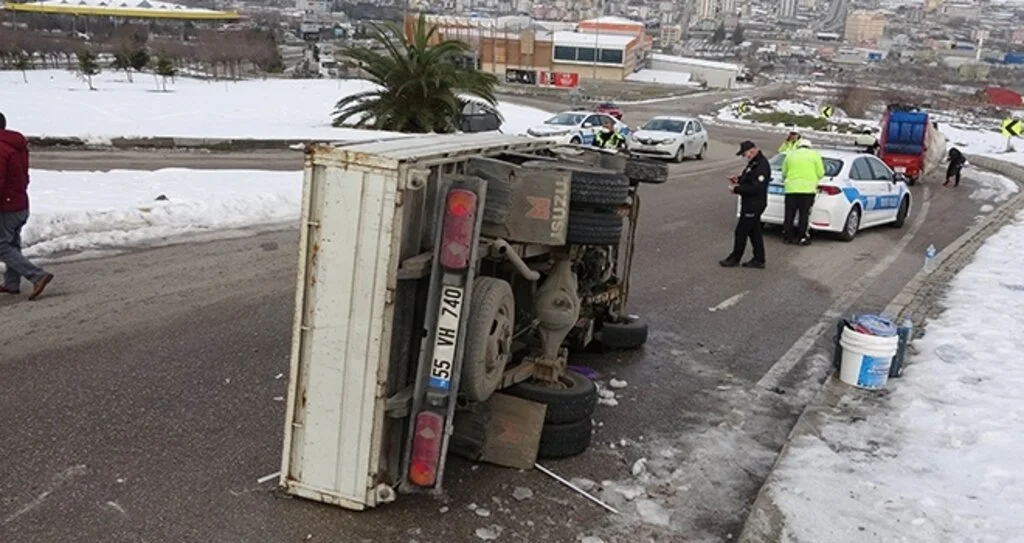 Samsun'da buzdan kayan kamyonet devrildi: 3 yaralı