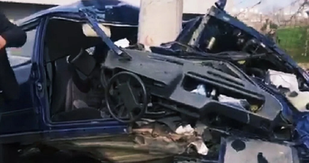 Samsun'da otomobil elektrik direğine çarptı: 2 yaralı