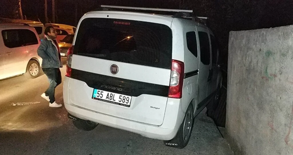 Samsun'da yoldan çıkan araç kaldırıma çıktı: 1 yaralı