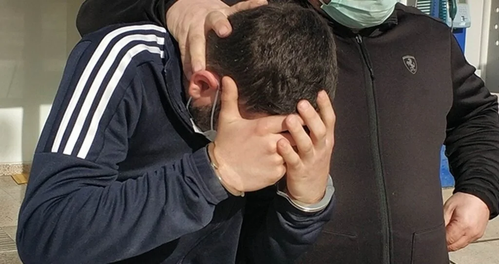 Uyuşturucuyu atıp kaçarken yakalandı