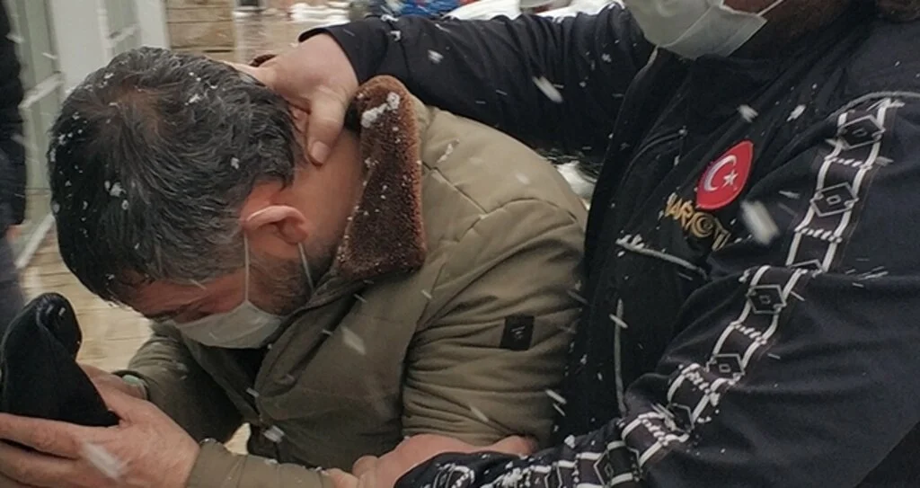 Yolcu otobüsünden inerken uyuşturucuyla yakalanan 2 kişi tutuklandı