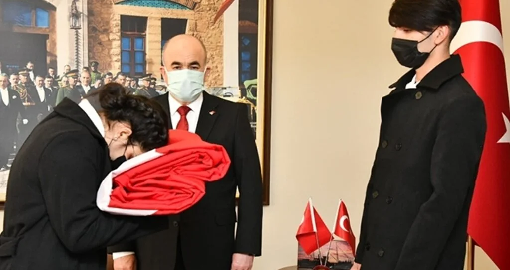 18 Mart'ta Çanakkale'de göndere çekilecek ay yıldızlı bayrak Samsun'a ulaştı