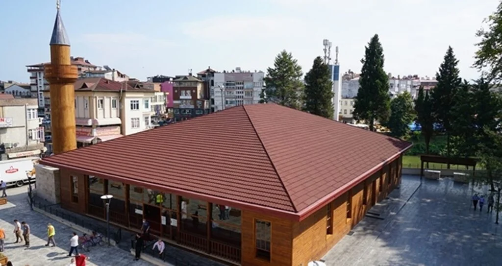 Ahşap Pazar Camisi  mimarisiyle dikkat çekiyor