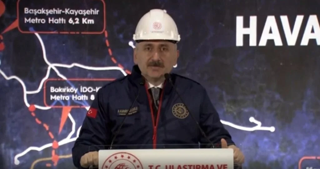 Bakan Karaismailoğlu'ndan İstanbul'a iki yeni raylı sistem hattı müjdesi