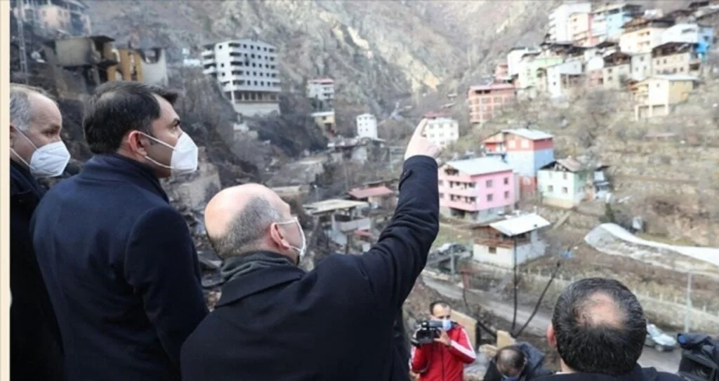 Bakanlar Soylu ve Kurum, çok sayıda evin yandığı Yusufeli ilçesi Dereiçi köyünde incelemelerde bulundu