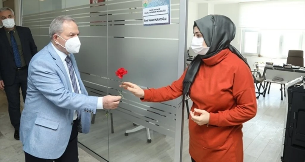 Başkan Demirtaş'tan kadın personellere çiçek