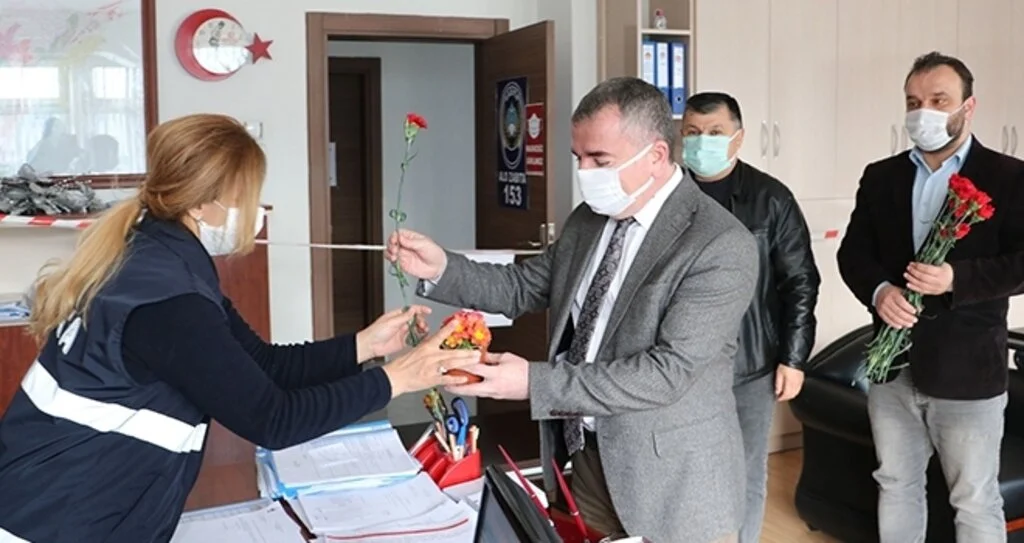 Başkan Özdemir’den çalışan kadınlara karanfil