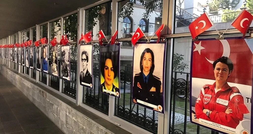 'Cumhuriyet'in Yetiştirdiği Kadın İlkler Sergisi' Açıldı
