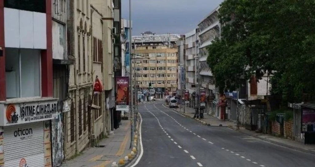 Hafta içi sokağa çıkma yasağı devam ediyor mu?
