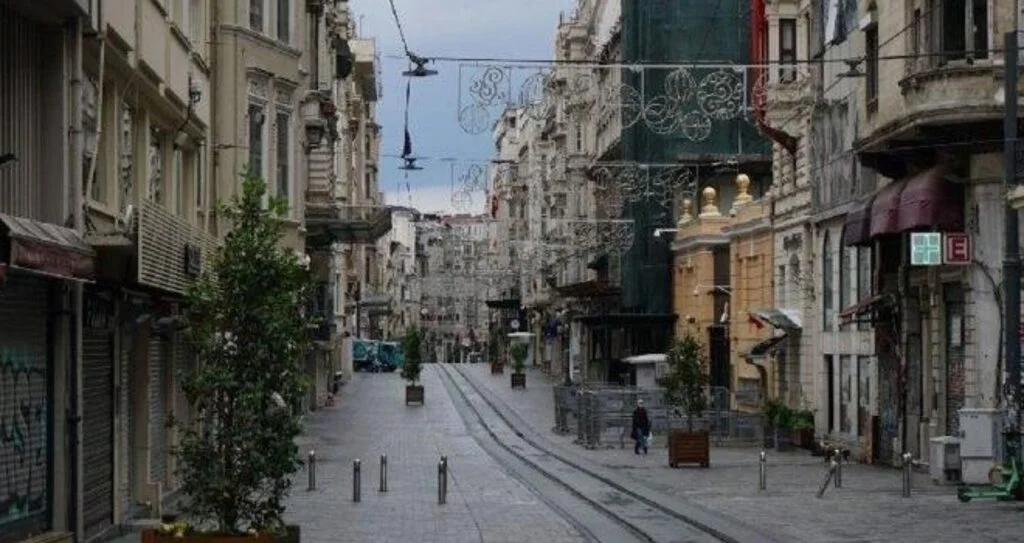 Hafta sonu sokağa çıkma yasağı kaldırıldı mı? Yasağın kalktığı iller hangileri?