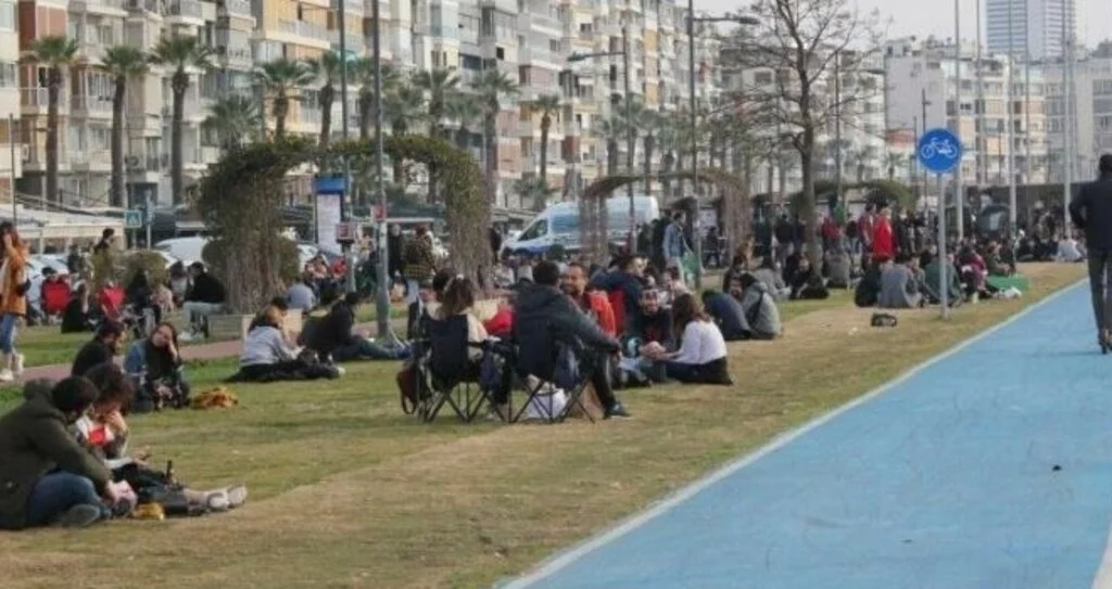 İzmir’de ‘kırmızı alarm’ uyarısına rağmen korkutan yoğunluk