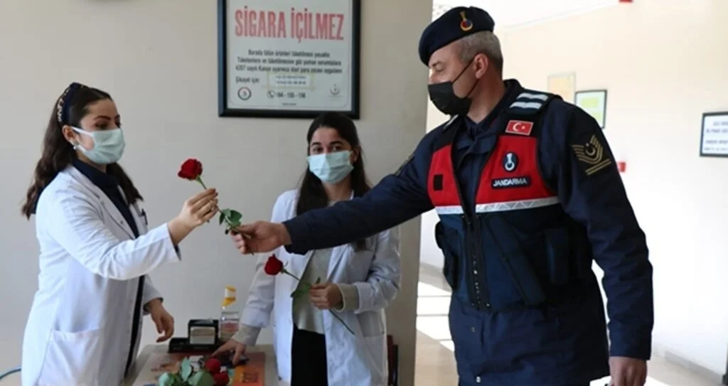 Jandarmadan kadınlara gül