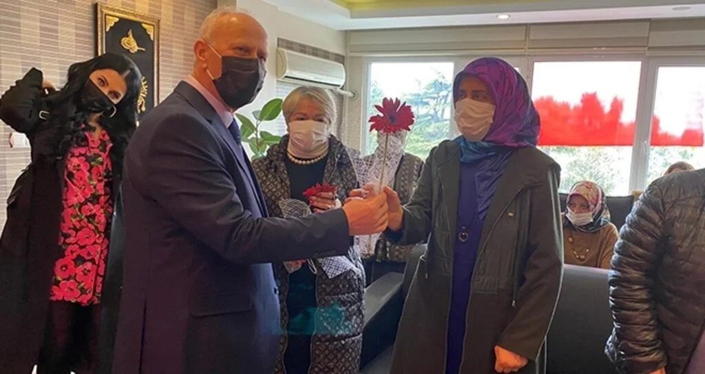 Karapıçak'tan kadınlara karanfil