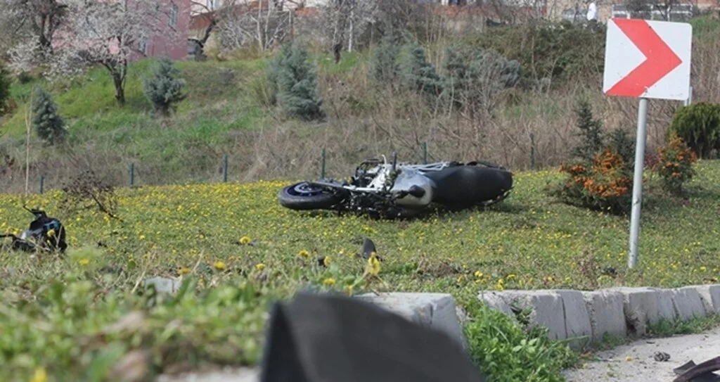 Motosikletle otomobil çarpıştı: 1 ağır yaralı