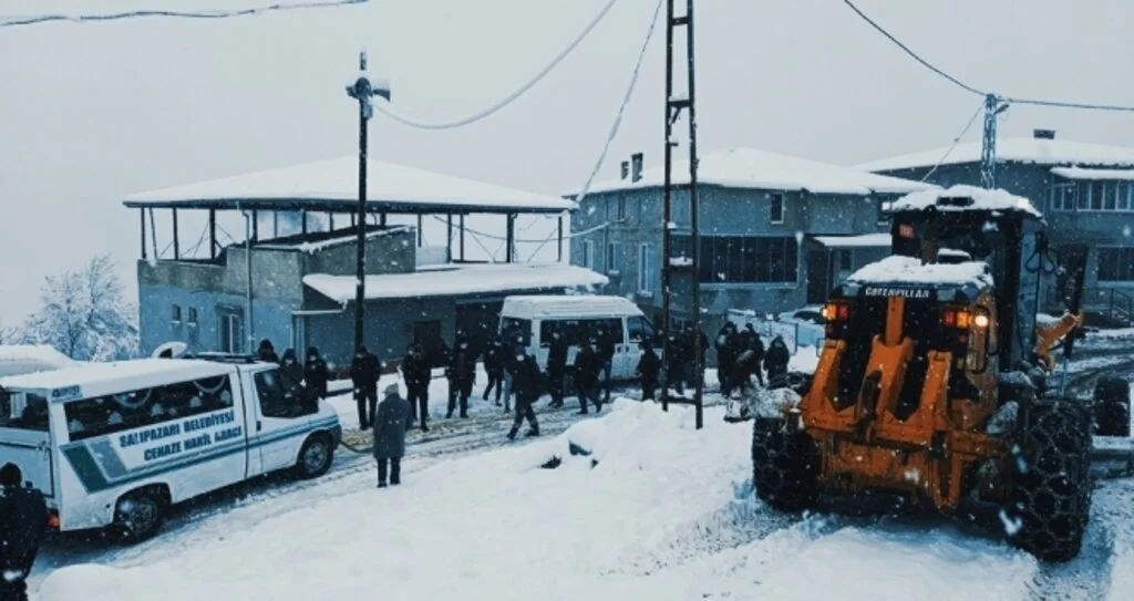 Salıpazarı'nda kar mesaisi 