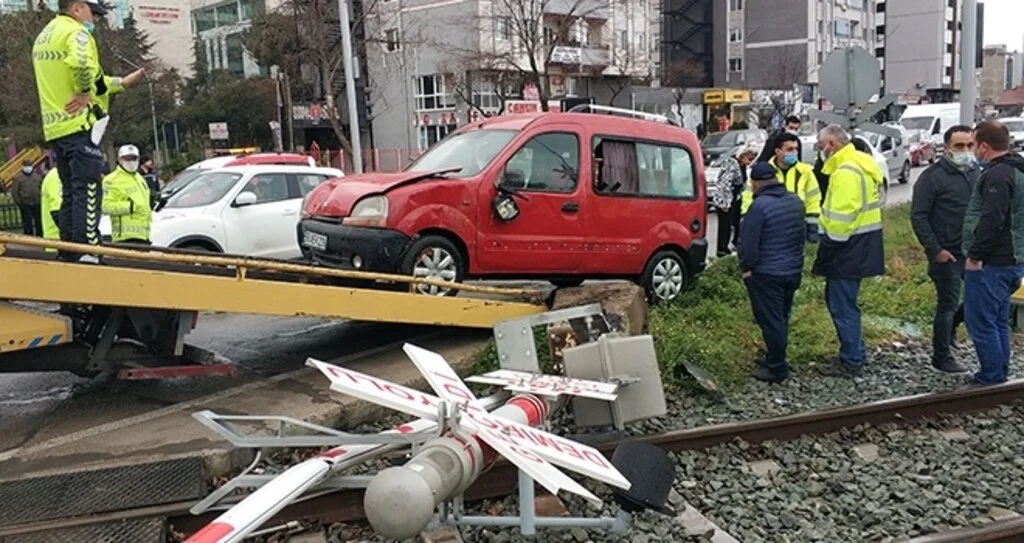 Samsun'da hafif ticari araç demir yolu kenarına devrildi: 1 yaralı