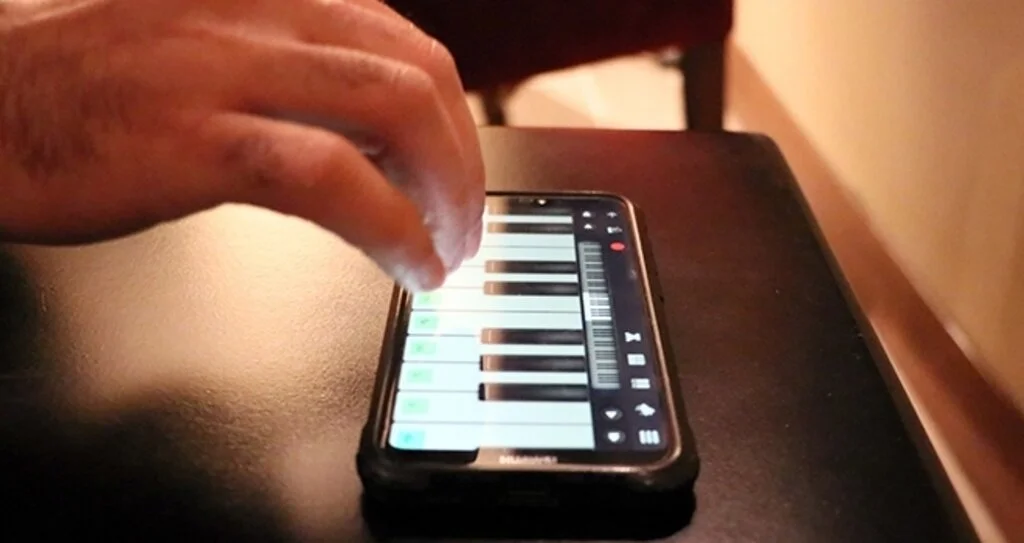Samsun'da müzik öğretmeni öğrencilerine sanal enstrümanlarla ders veriyor