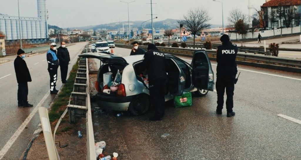 Samsun'da otomobil bariyerlere çarptı: 2 yaralı
